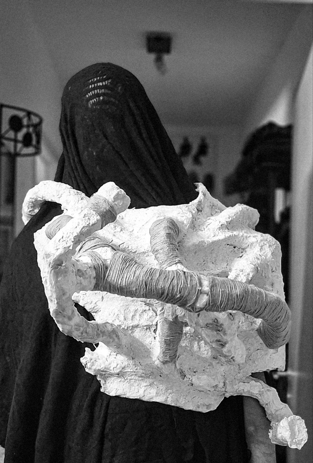 Pecho espeluznante (huiveringwekkende borstkas), Antiek en Kunst, Kunst | Beelden en Houtsnijwerken, Ophalen, 20 - 50 cm, Beeld