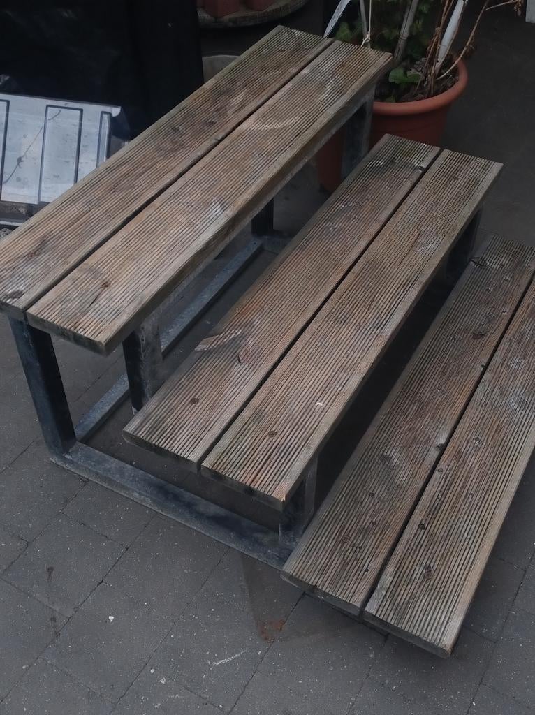 Traptrede Groot . In Bangoerai Hout .Onderstel Metaal ., Tuin en Terras, Tuinbanken, Ophalen, Hout