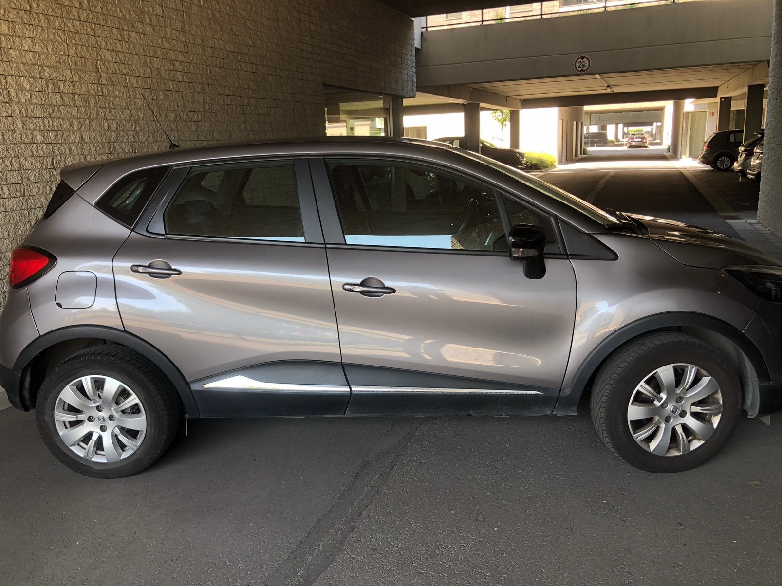 Renault captur met lichte schade van garage muur., Autos, Renault, Argent ou Gris, Achat, Carnet d'entretien, Automatique