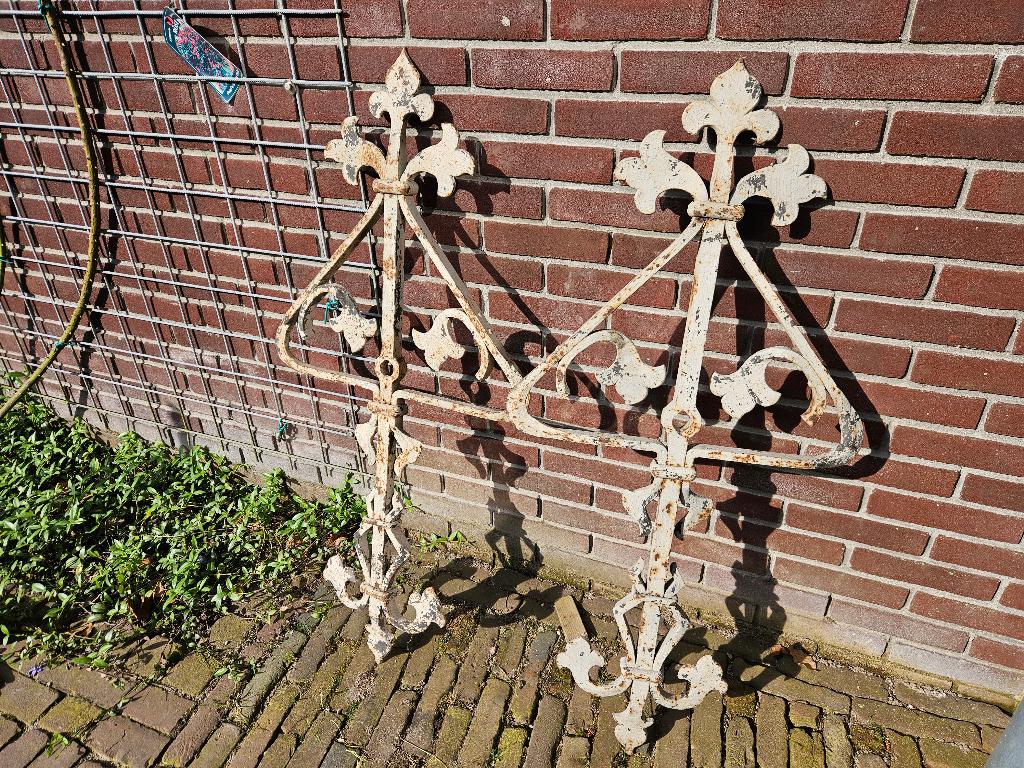 2 antieke gesmede muurankers Hoog 1.10 meter Breed 52 cm, Ophalen, Zo goed als nieuw