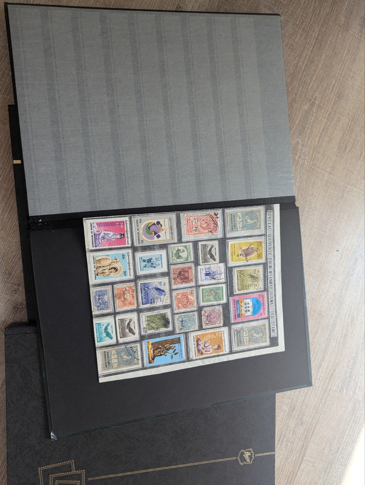 Postzegel verzameling 3 boeken (niet volledig vol), Postzegels en Munten, Postzegels | Volle albums en Verzamelingen, Ophalen of Verzenden