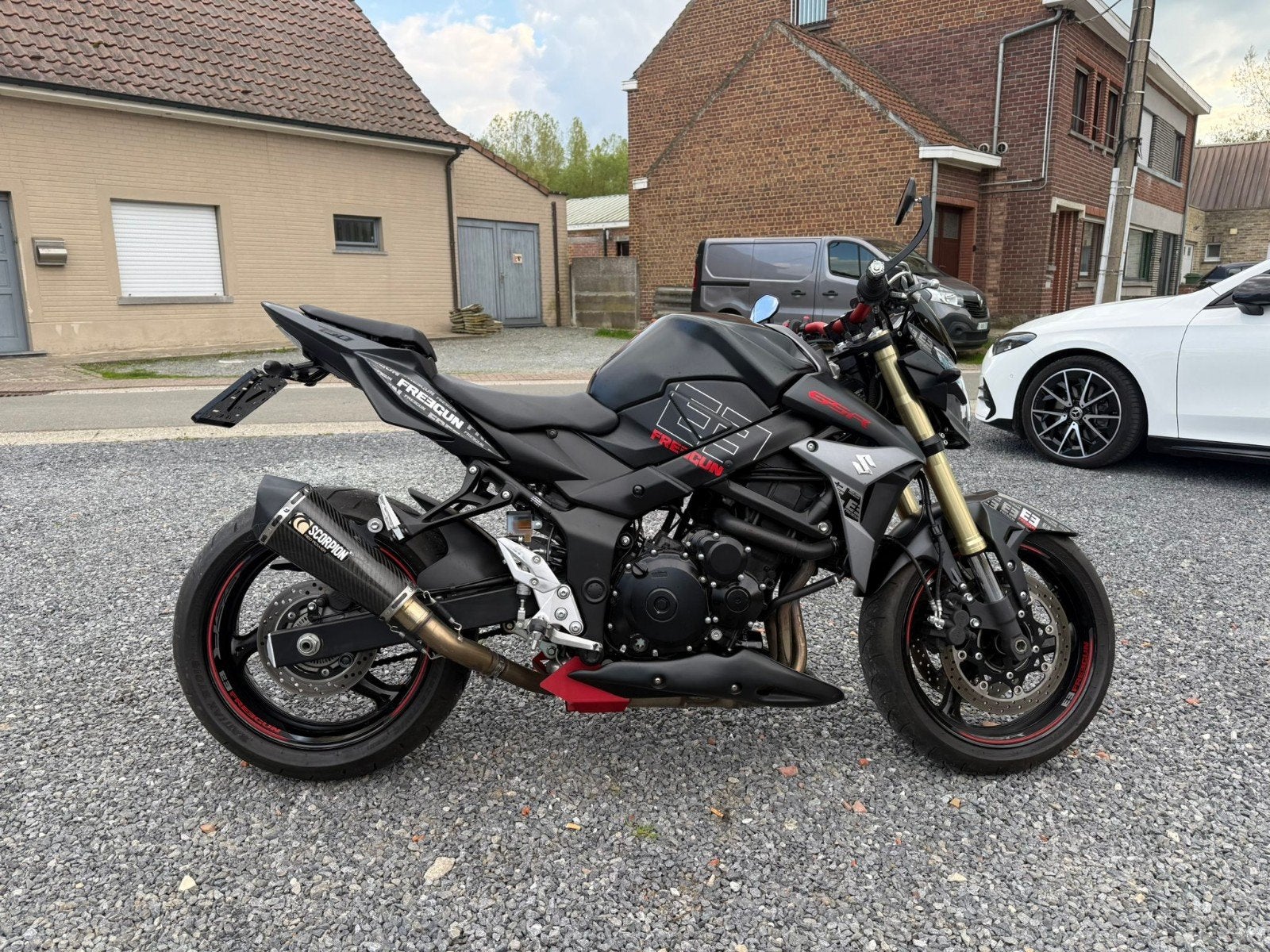 Suzuki Gsr fre3gun editie 750cc nieuwstaat reeds GVV, Motos, Motos | Suzuki, Permis Moto A, Entreprise, Occasion, Plus de 35 kW