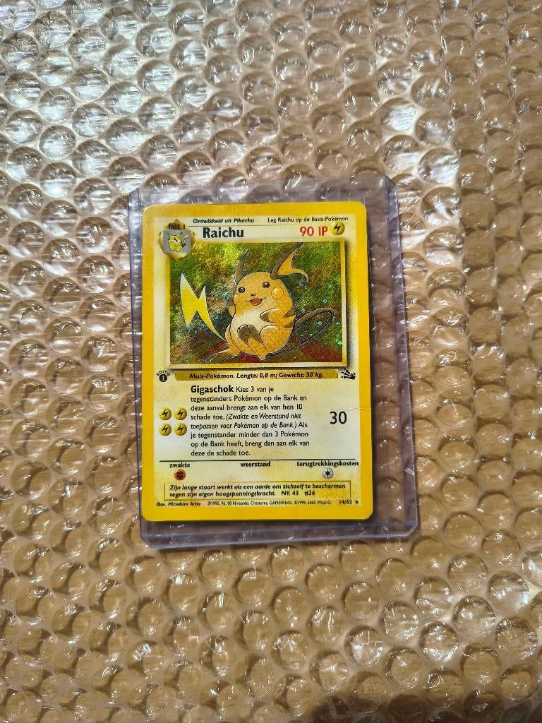 Pokemon Raichu Nederlands Fossil 1st edition, Ophalen of Verzenden, Gebruikt, Losse kaart, Foil