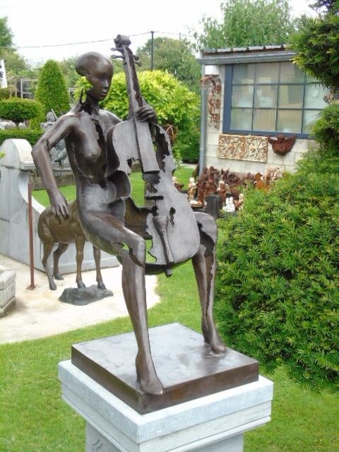 gesigneerd bronzen standbeeld van cellist muzikant, Tuin en Terras, Ophalen, Nieuw, Overige materialen, Abstract beeld