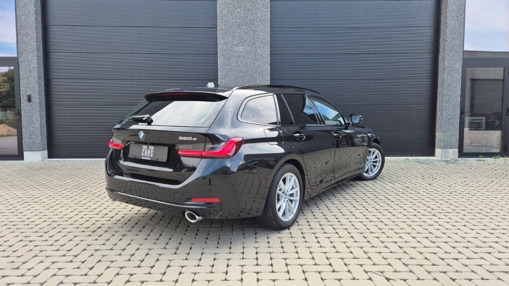 BMW 320e plug-in hybride facelift led leder, Auto's, Automaat, 4 cilinders, Zwart, Leder