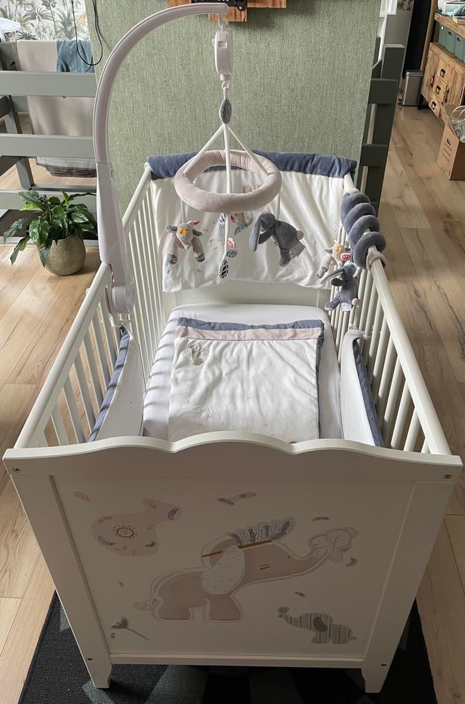 Baby uitzet - babybed met matras en toebehoren Noukies, Ophalen, Zo goed als nieuw