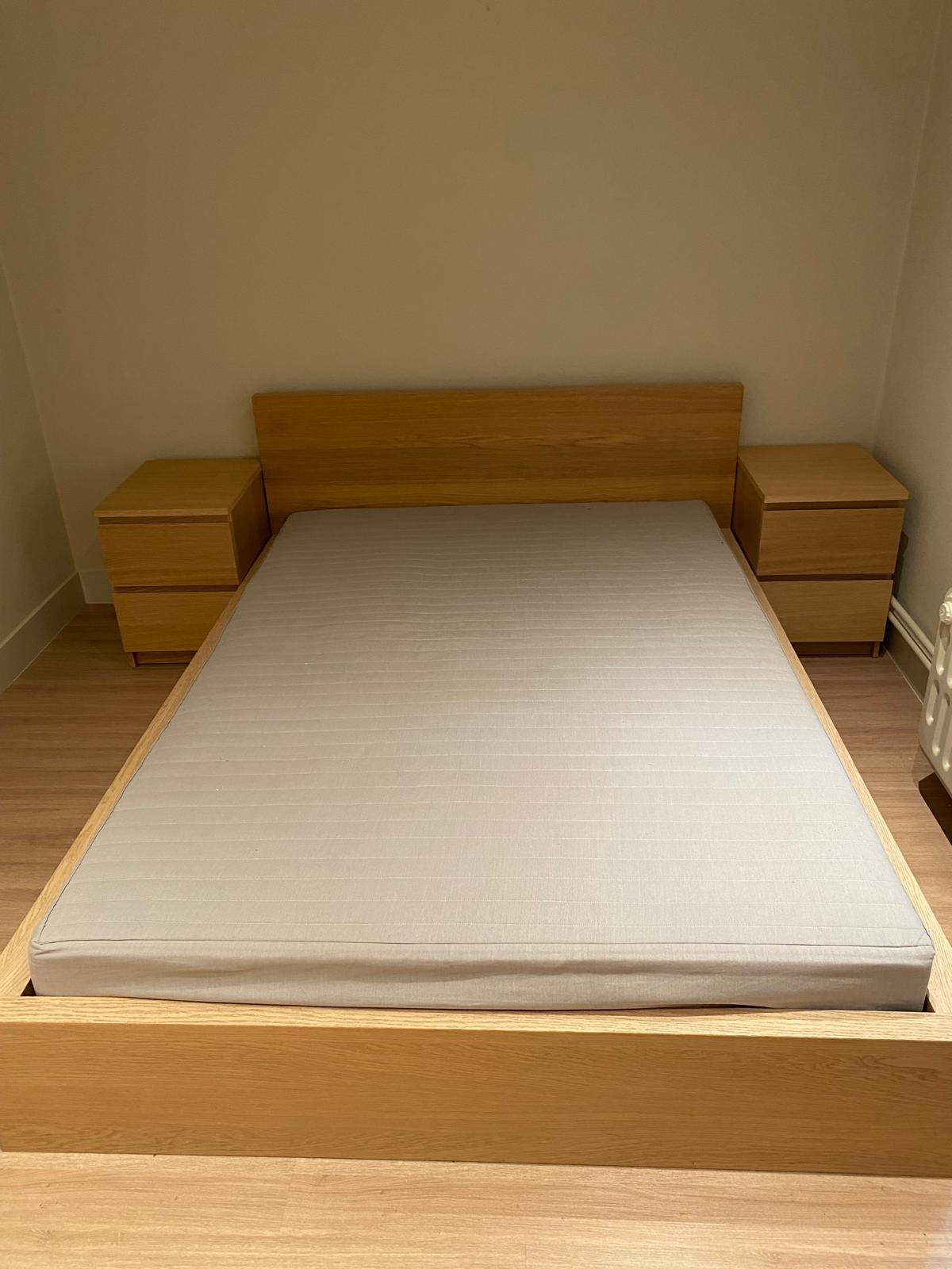 Bed + lattenbodems + nachtkastjes + matras nieuwstaat, Huis en Inrichting, Ophalen, Zo goed als nieuw
