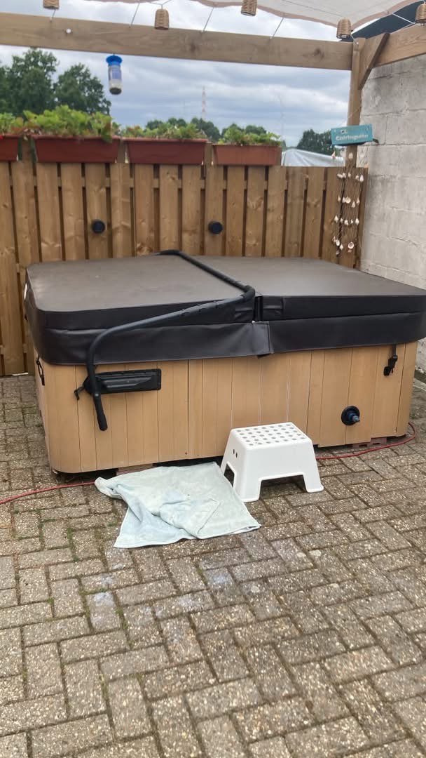 Te koop jacuzzi met nieuwe pomp, cover en coverlift, Ophalen, Gebruikt, Filter, Vast