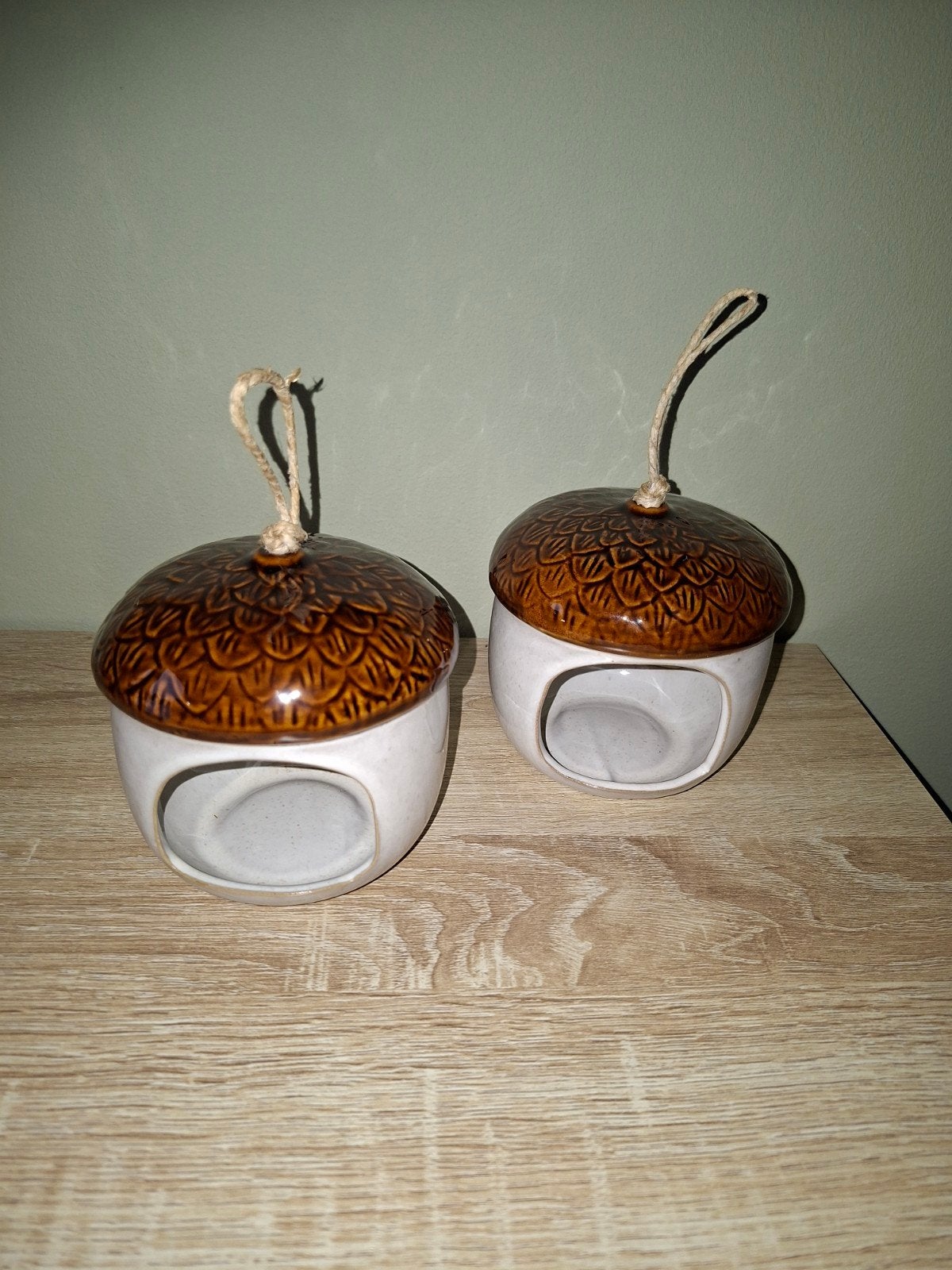 2 voederhuisjes voor vogels keramiek, Ophalen