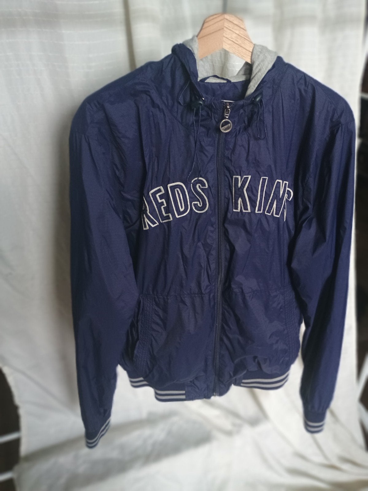 Coupe-vent Redskins avec capuche, bleu marine,de taille XXL., Enlèvement ou Envoi, Comme neuf, Autres tailles, Bleu