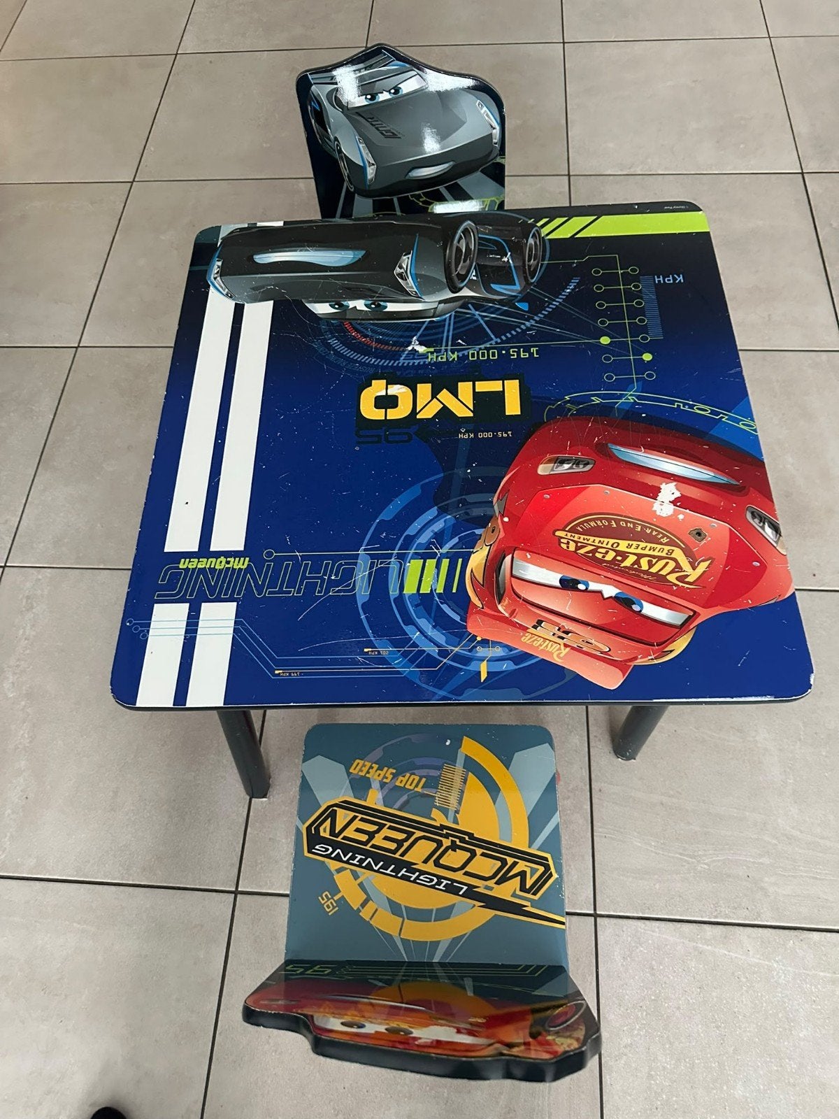 table cars pour enfant avec deux chaises, Enlèvement, Utilisé, Table(s) et Chaise(s)