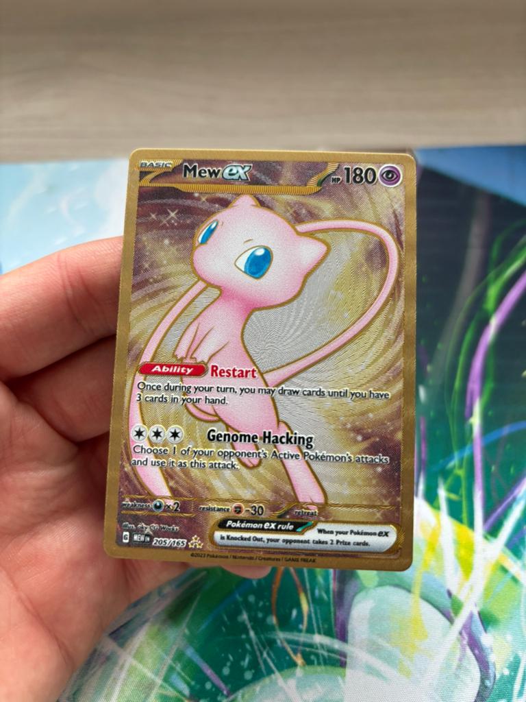 Mew ex (MEW 205) 151 gold metal card pokemon, Hobby en Vrije tijd, Verzamelkaartspellen | Pokémon, Ophalen of Verzenden, Zo goed als nieuw