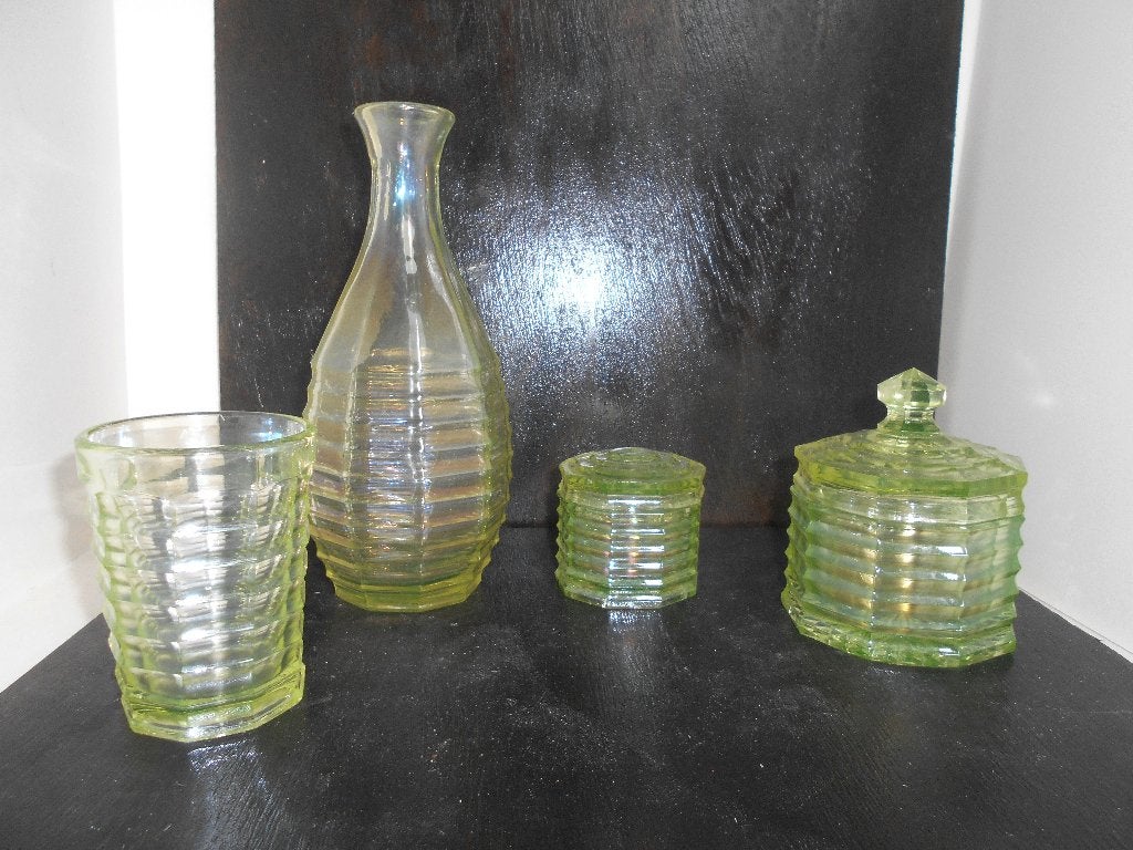 ancien ensemble de toilette vert ,carafe , verre 2 boites, Antiquités & Art, Enlèvement ou Envoi