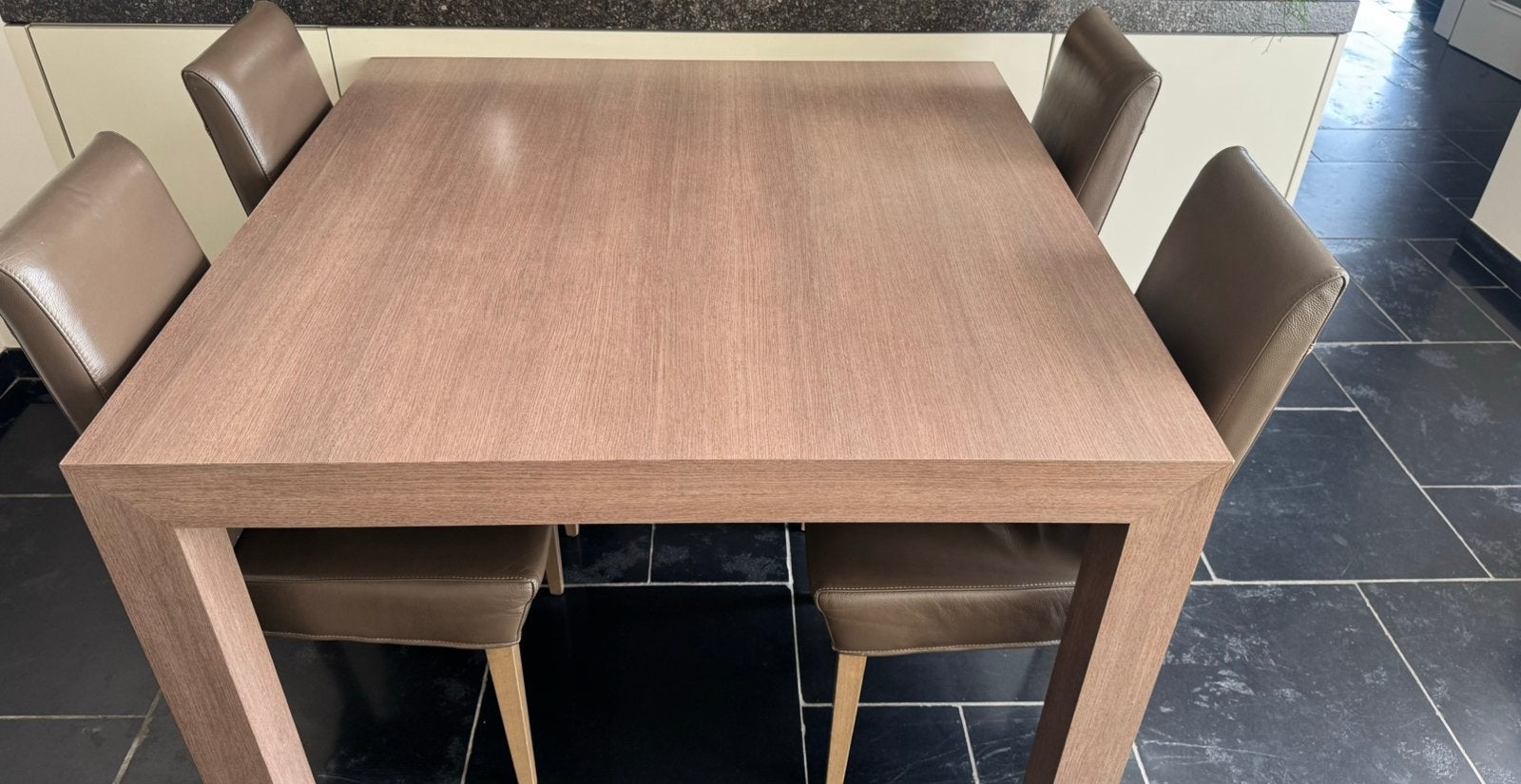 Table à manger avec 4 chaises et 2 poufs, Enlèvement