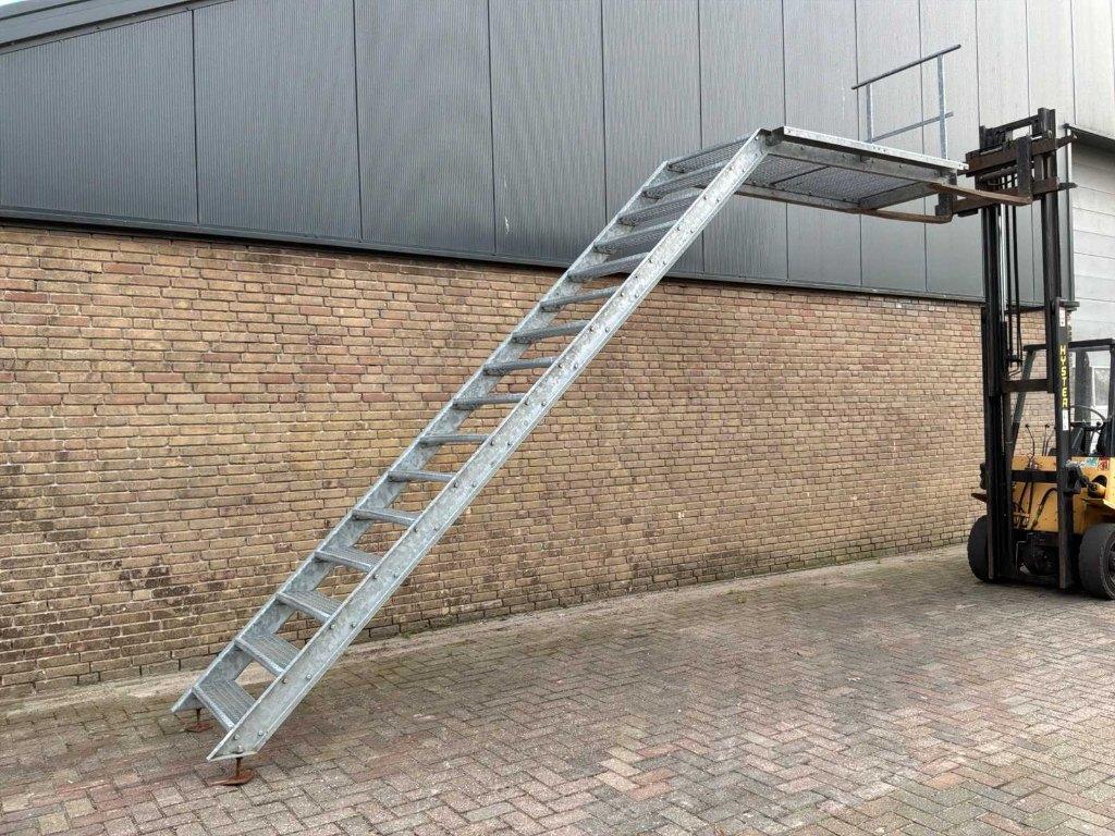 Stalen verzinkte bordestrap/metalen trap 3.25M vloerhoogte, Ophalen, Gebruikt, 250 mm of meer, Overige typen