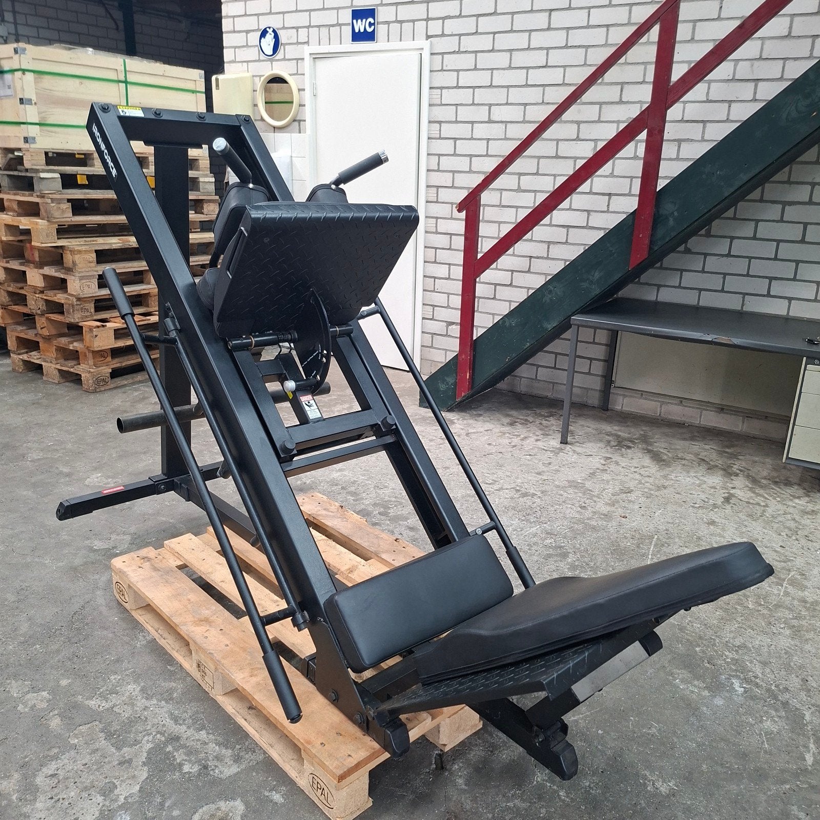 Ironforce 2 in 1 Combi  Leg Press/ Hack Squat, Sports & Fitness, Équipement de fitness, Enlèvement