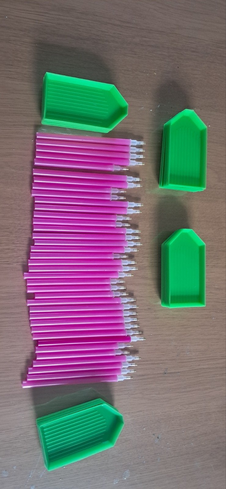 Diamond painting pennen ( 35 ex ) + schutbakjes (30 ex ), Ophalen