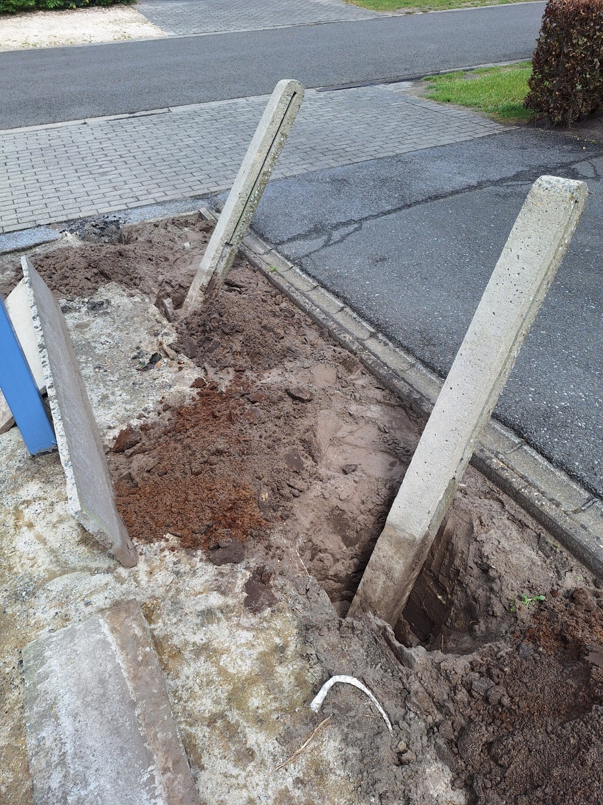 Afsluiting 25m.met beton palen en platen ., Doe-het-zelf en Bouw, Ophalen