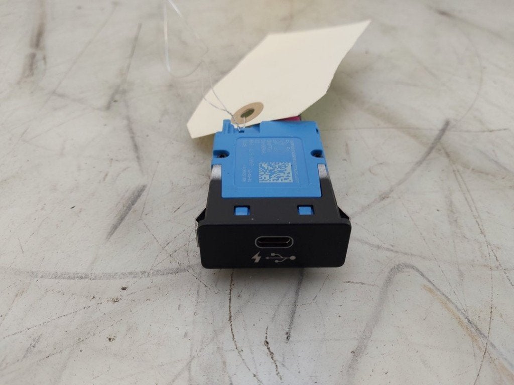 PORT AUX/USB 1 serie (F40) (|6711939|84108711939|8711939|), Utilisé, BMW, Petuelring 130
80809  München, DE, Bayerische Motoren Werke AG