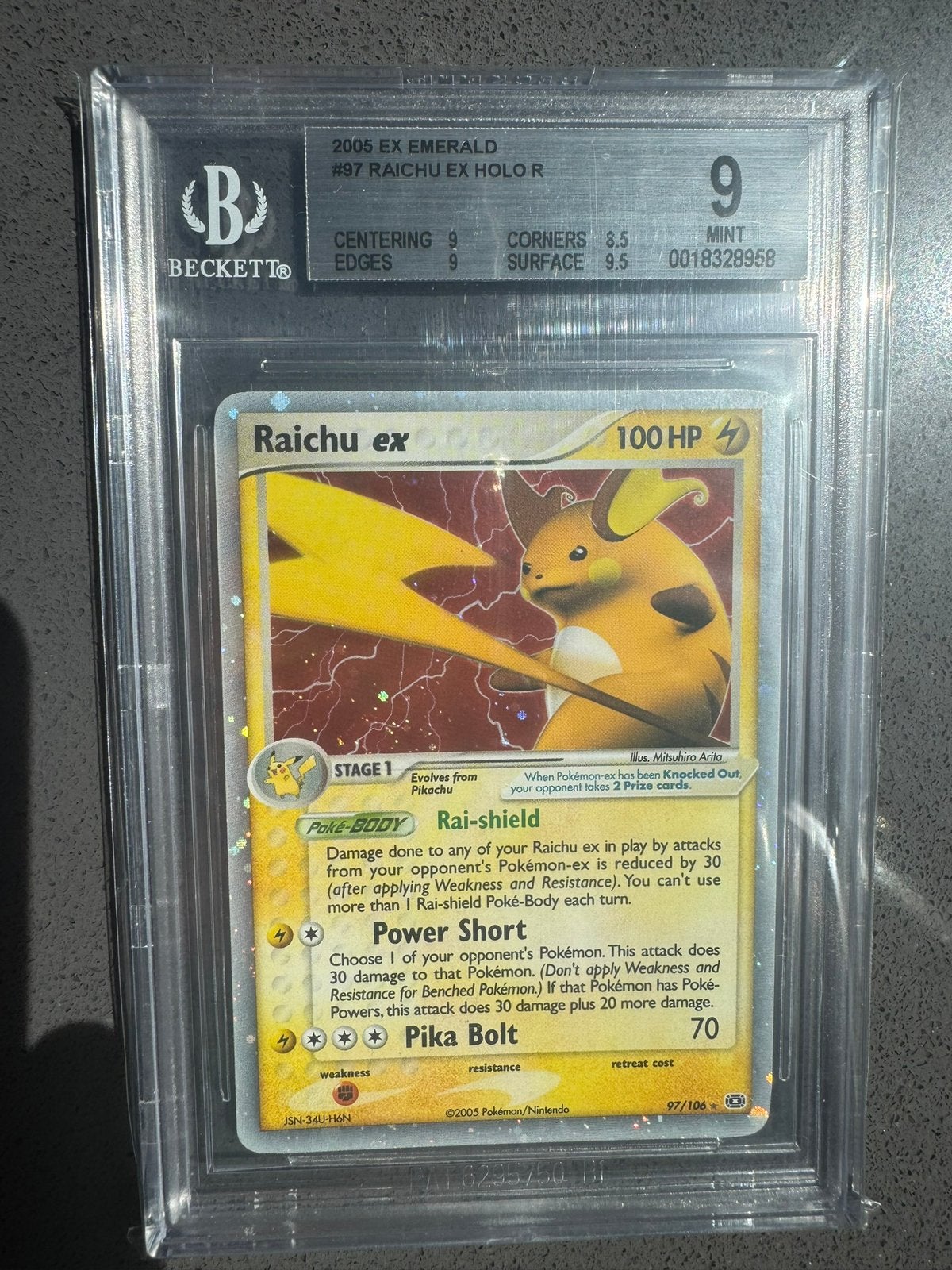 Raichu ex holo . EX emerald 97/ 106 (2005) Beckett, Hobby en Vrije tijd, Ophalen of Verzenden, Zo goed als nieuw