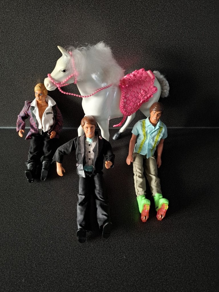 7x barbiepoppen, 3x Ken, wat kleding en paard uit de 80's, Enlèvement ou Envoi, Utilisé, Barbie