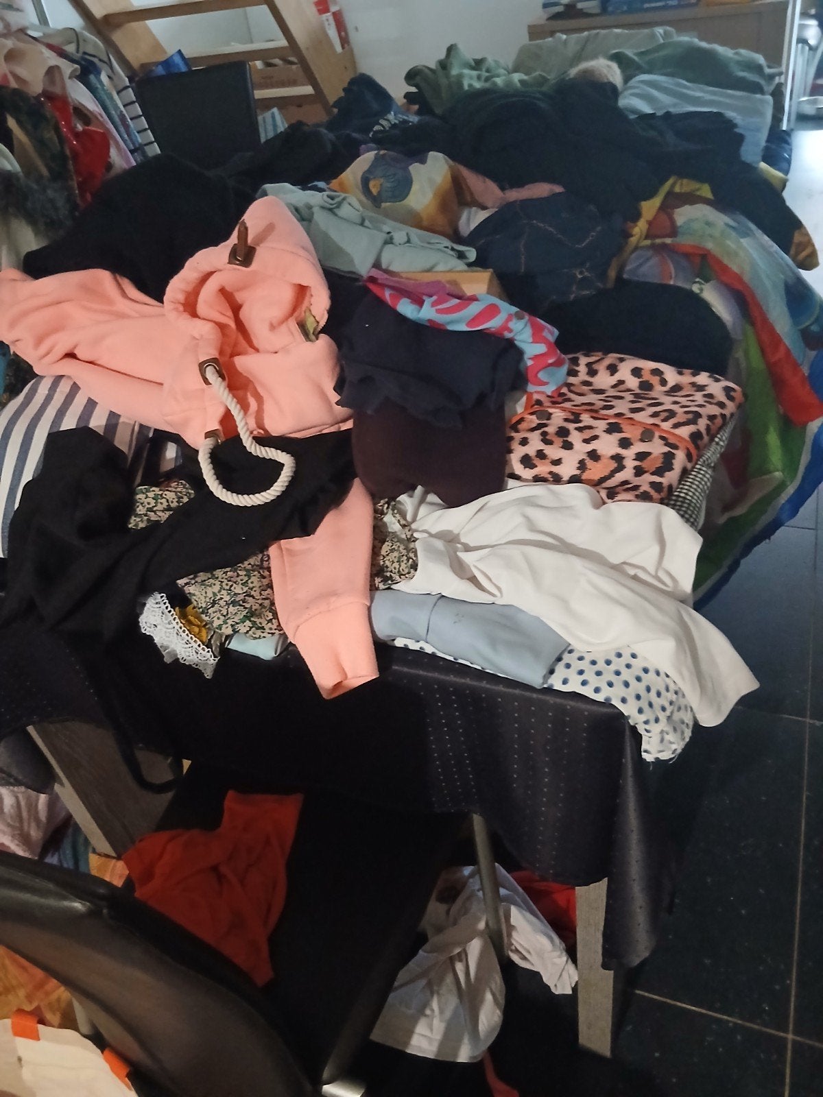 heel veel kledij.., Vêtements | Femmes, Vêtements Femmes Autre, Enlèvement