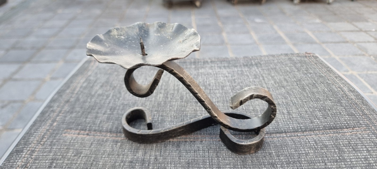 Robuuste, vintage met de hand gesmede ijzeren kandelaar, Antiek en Kunst, Ophalen of Verzenden, Overige materialen