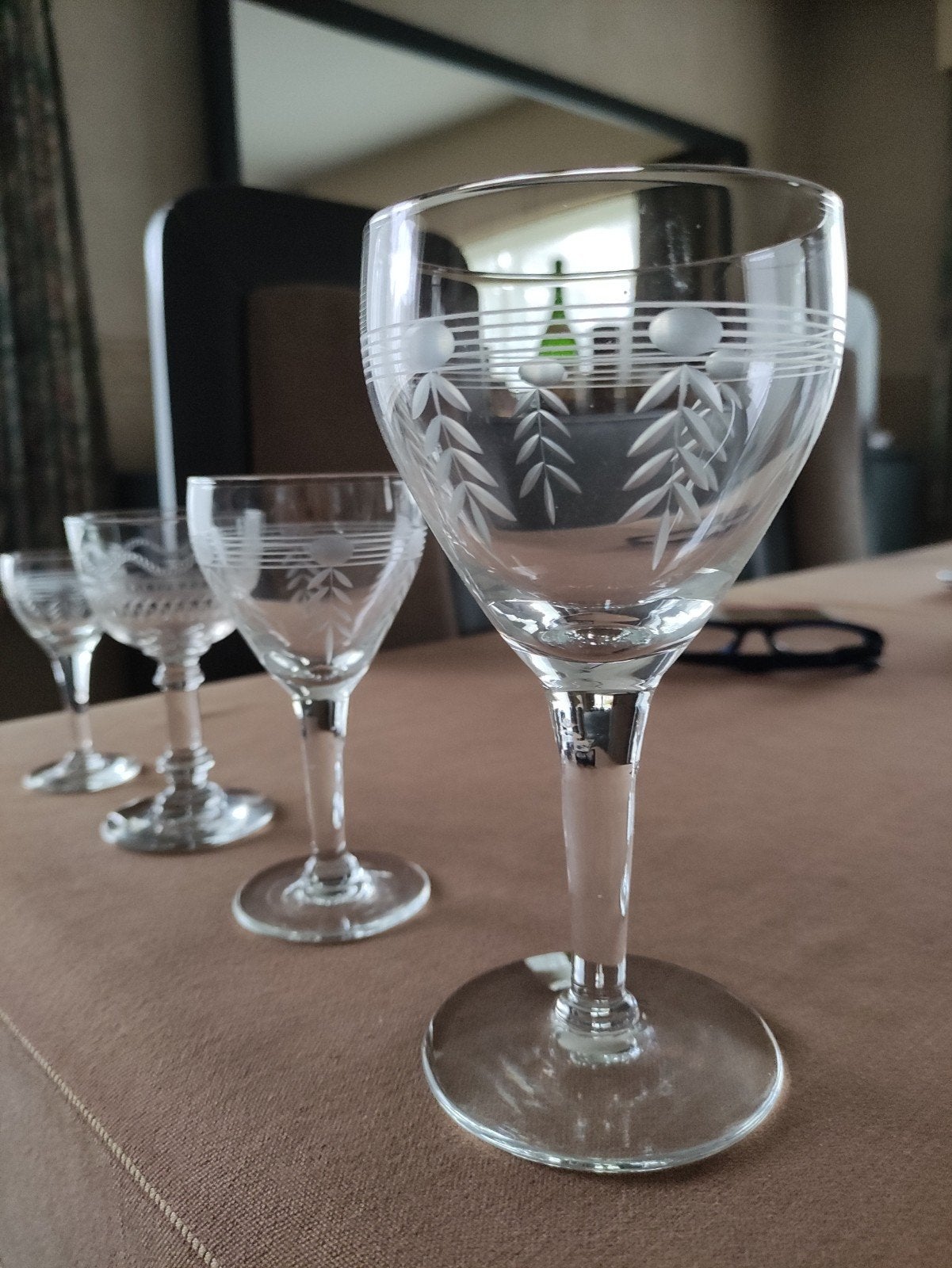 Vaisselle en verre gravé 40 pièces, Enlèvement, Comme neuf