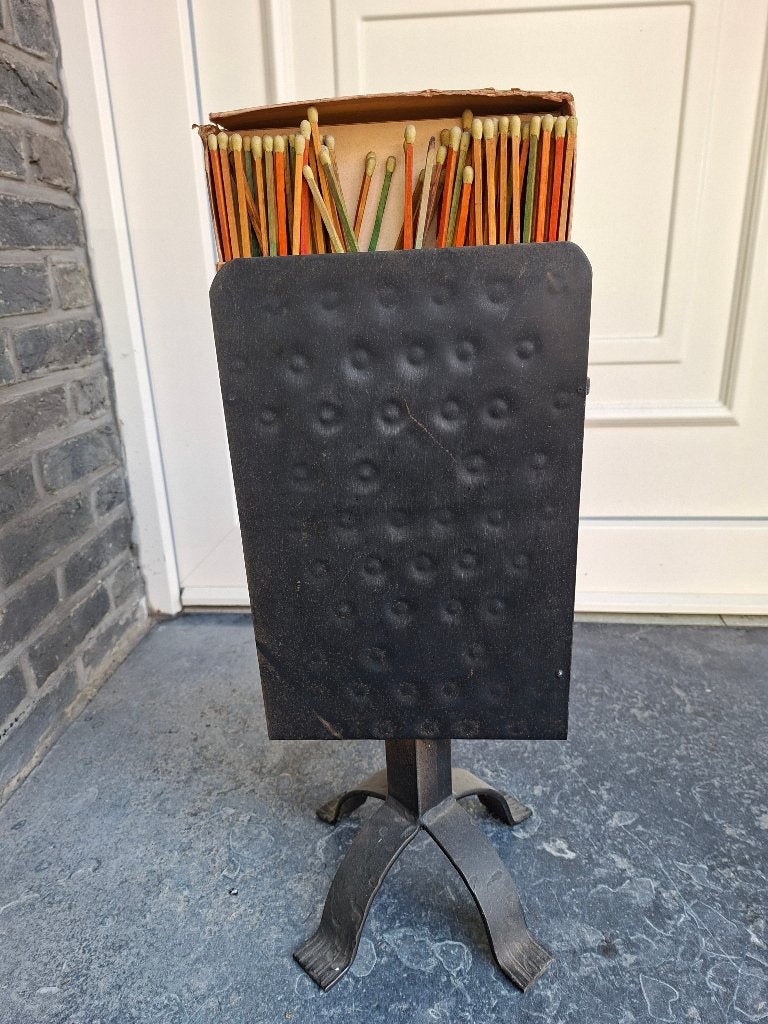 Vintage smeedijzeren luciferhouder voor de houtkachel., Huis en Inrichting, Vintage, Overige materialen, Ophalen of Verzenden
