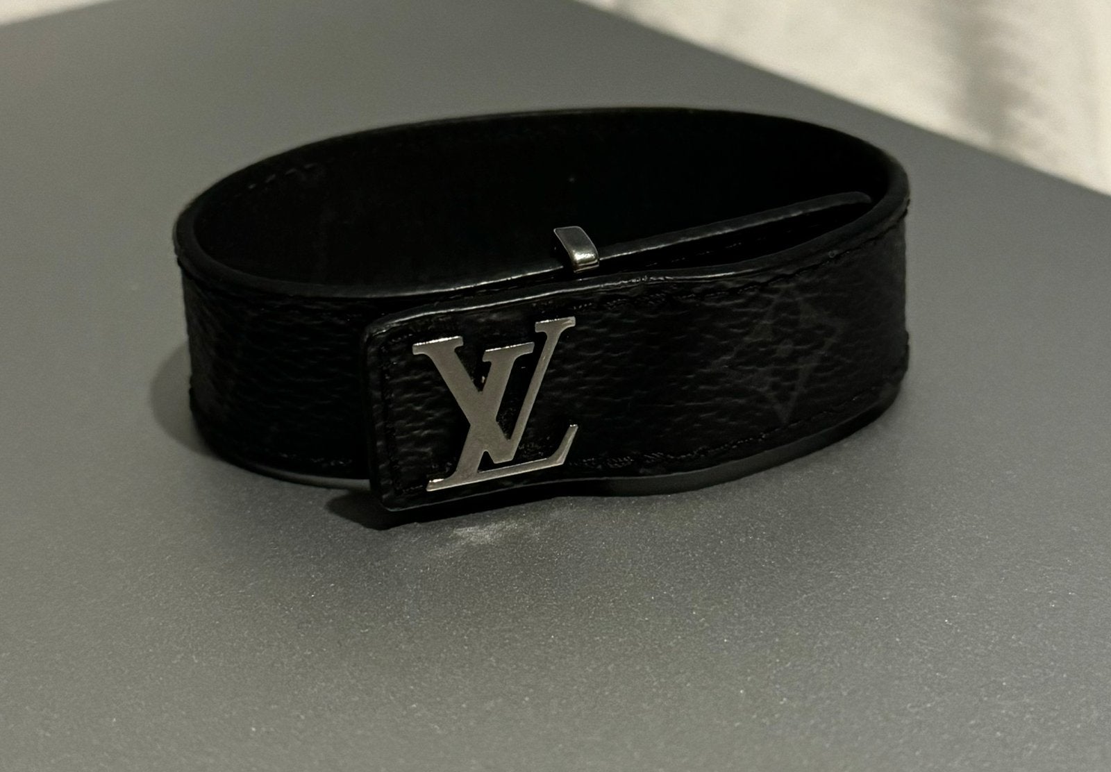 Louis Vuitton armband. Zwart met unieke code., Bijoux, Sacs & Beauté, Enlèvement, Comme neuf, Noir, Cuir