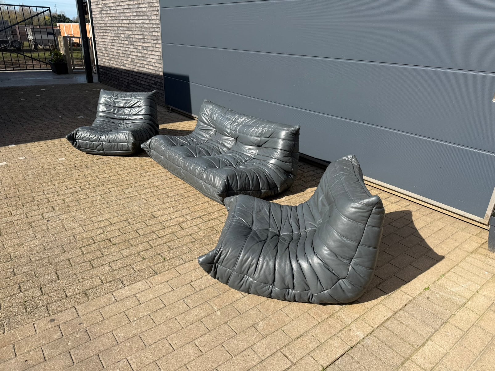 Ligne Roset Togo 3z & 2x 1z 100 % authentique en cuir gris, Enlèvement ou Envoi, Knoll vitra mah jong flos sede b&b italia artifort cassina edra