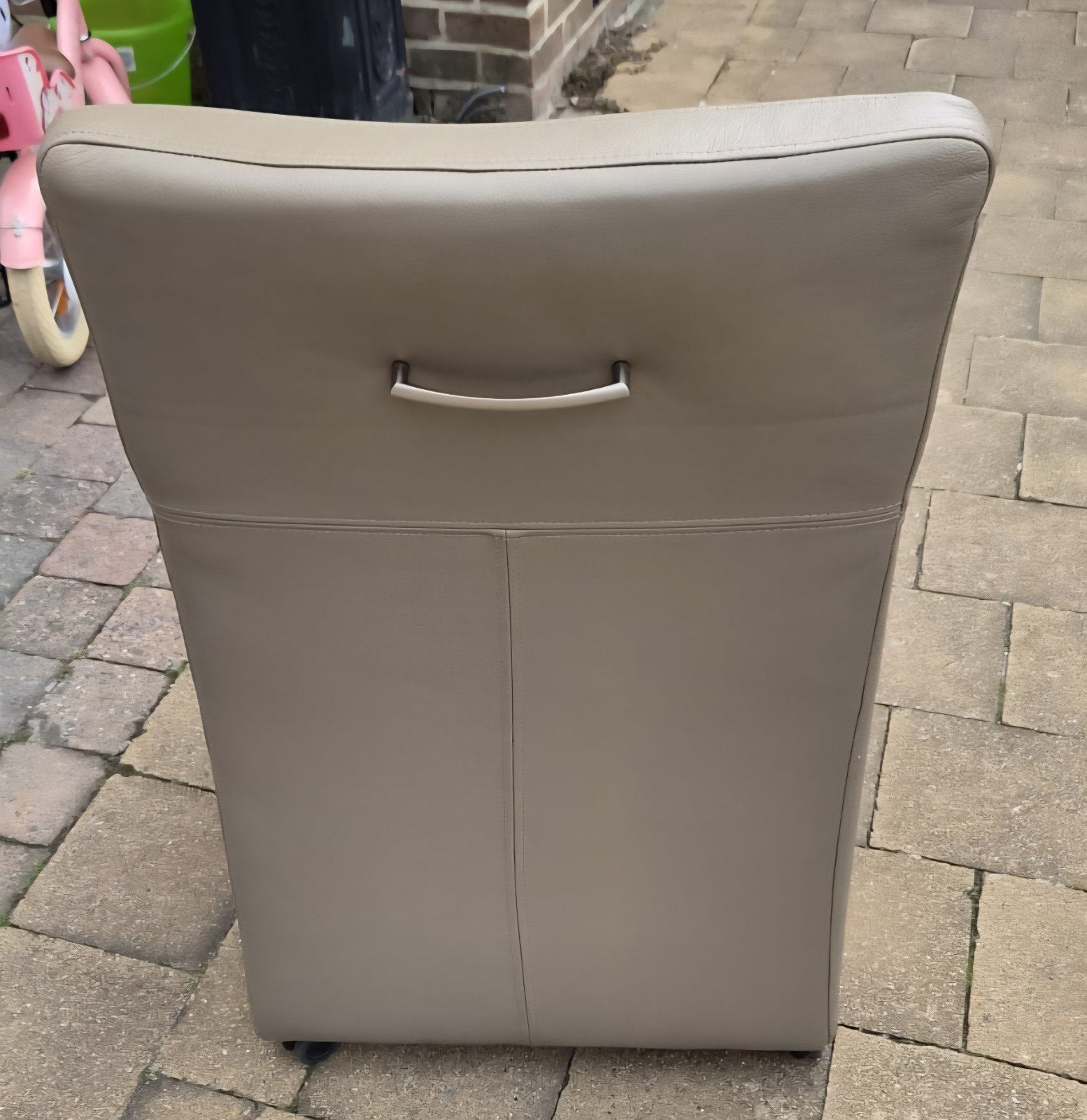 Beige stoelen, Ophalen