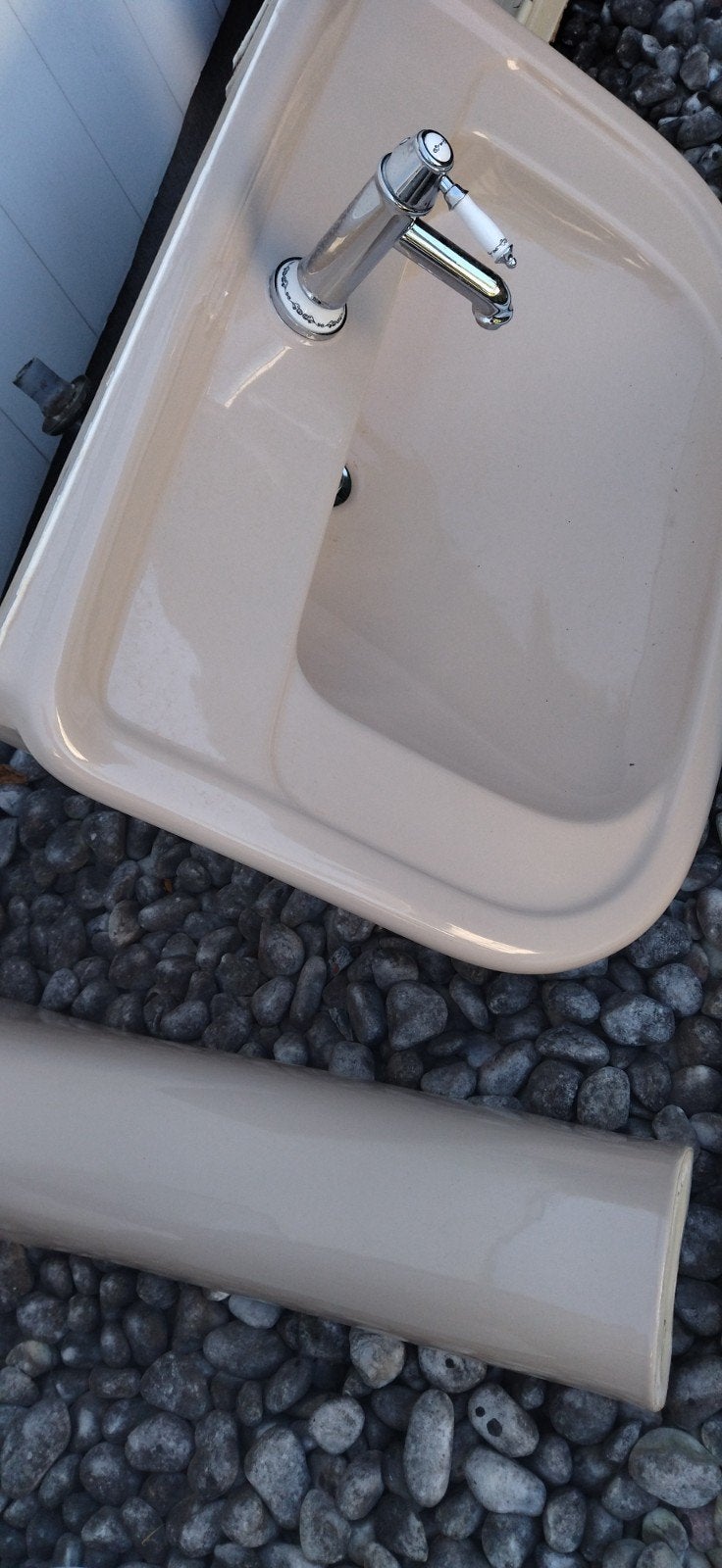 lavabo met mooie kraan op voet, Doe-het-zelf en Bouw, Sanitair, Ophalen, Gebruikt, Wastafel