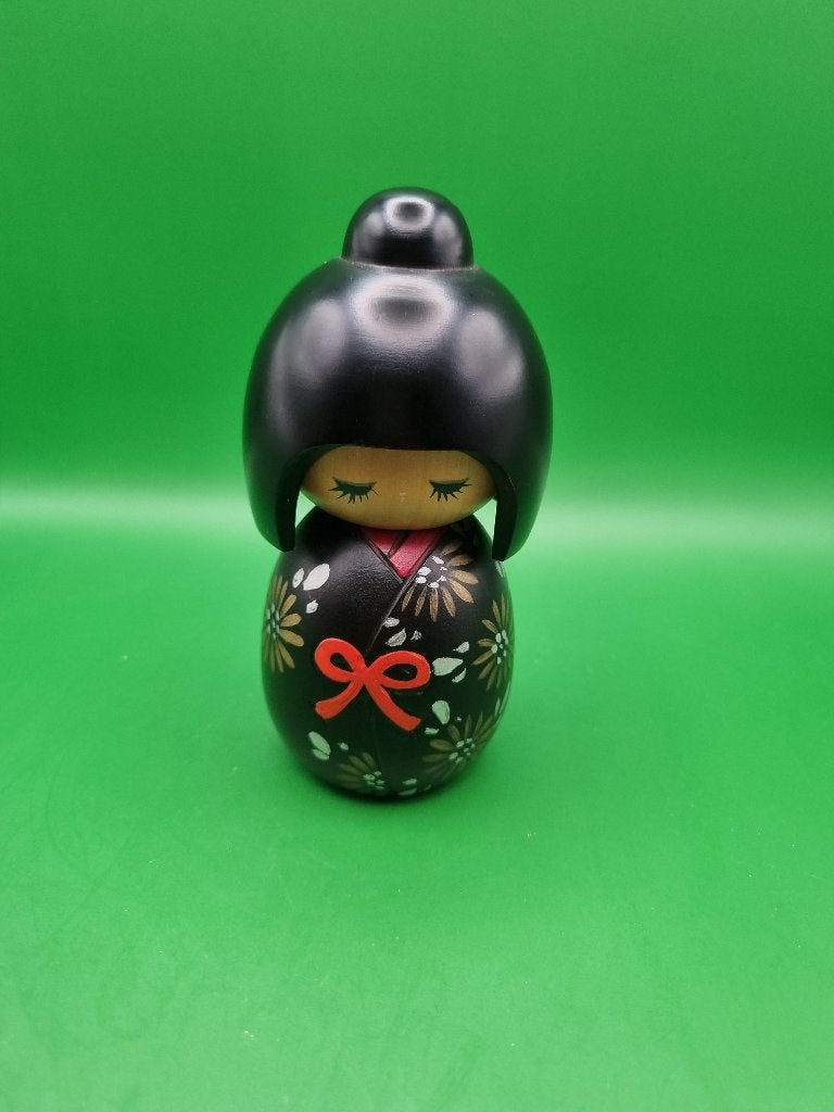 Prachtige "Yuzen" kokeshi van Miyashita Hajime, Hout, 13 cm, Geschilderd, Ophalen of Verzenden