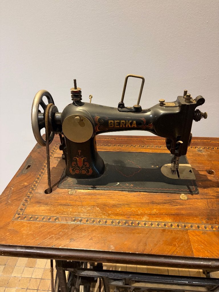Antieke 'Berka' Trapnaaimachine, Weet ik niete, Singer, Weet ik niet, Enlèvement