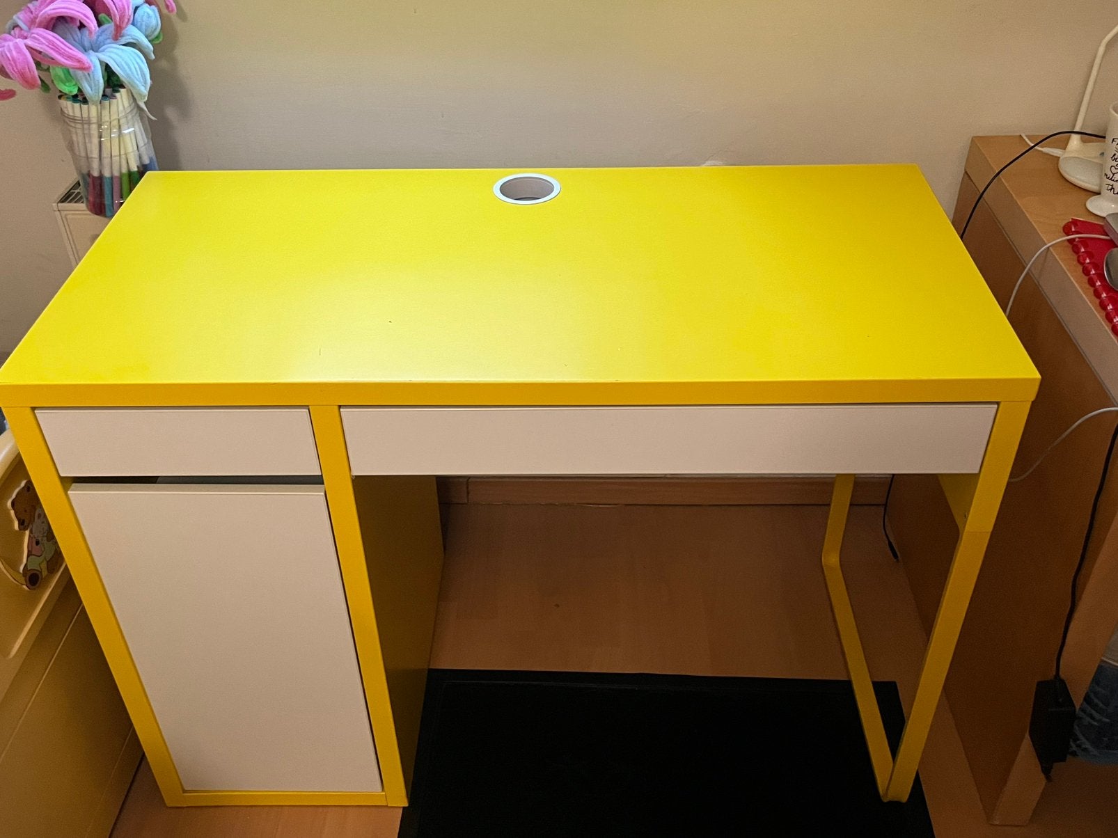 Bureau IKEA MICKE 105x50 cm + chaise de bureau, Goulotte de câbles, Comme neuf, Enlèvement, IKEA