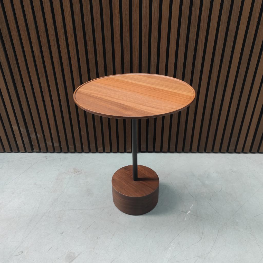Cassina Occasional table - low American Walnut, Antiquités & Art, Antiquités | Meubles | Tables, Enlèvement ou Envoi