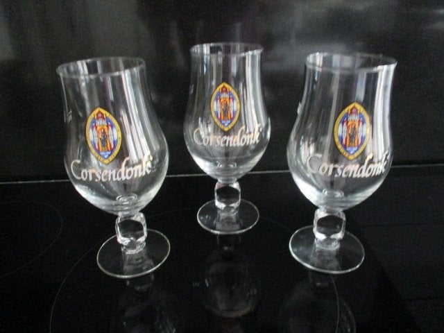 3 corsendonk bierglazen gekleurde logo blokje in steel, Enlèvement ou Envoi, Utilisé, Verre à bière