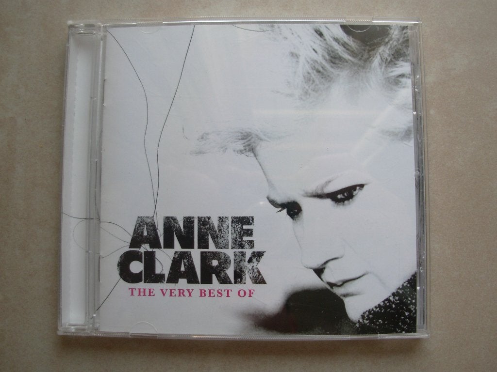 CD. ANNE CLARK - THE VERY BEST, CD & DVD, CD | Dance & House, Comme neuf, Electro, Enlèvement, Compilation