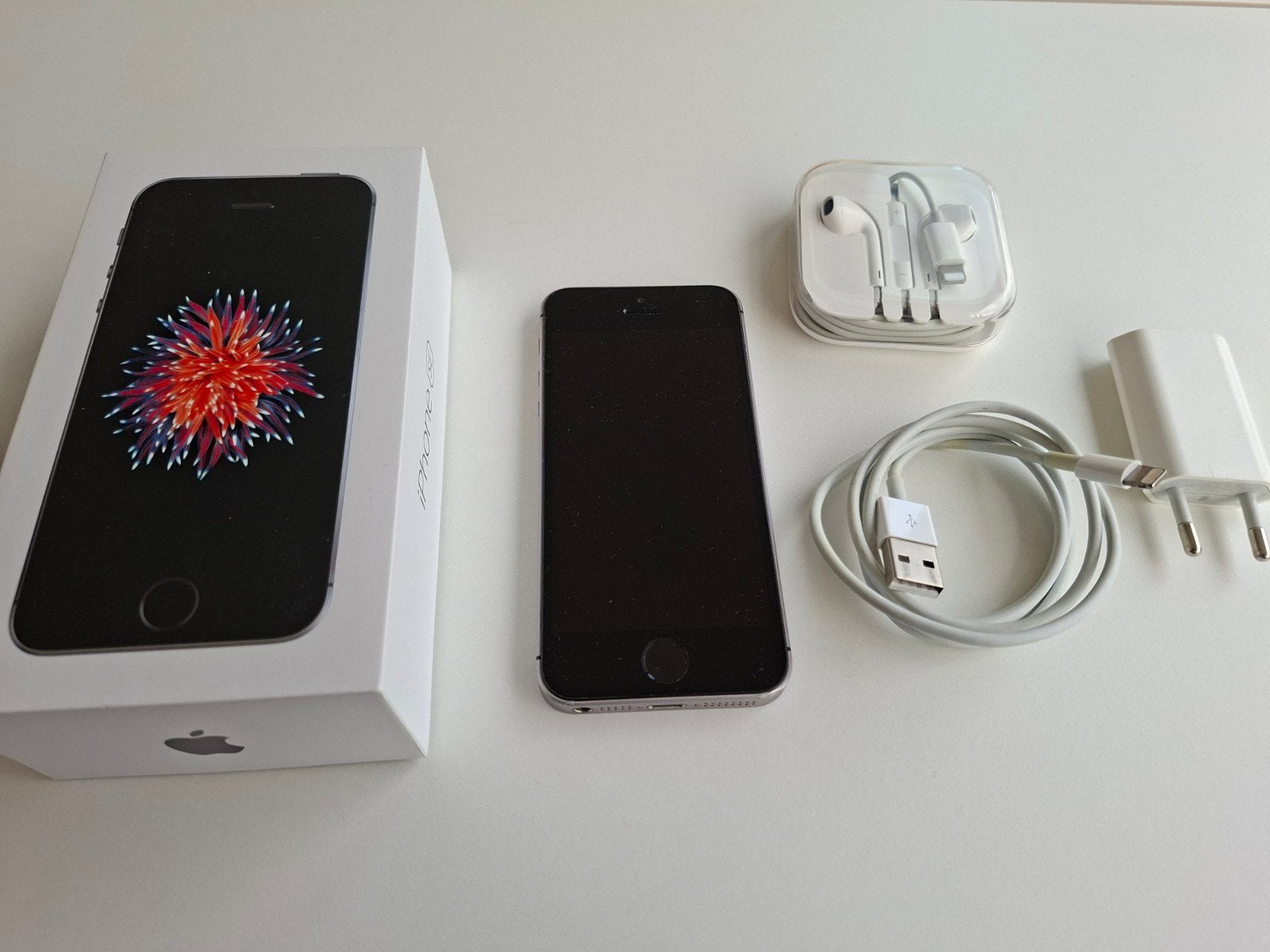 Apple iPhone SE (1e generatie) met doos, oplader en oortjes, Telecommunicatie, Gebruikt, Ophalen of Verzenden, 81 %, Grijs