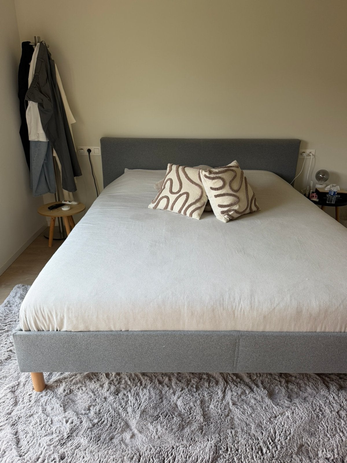 Bed 180x200 + MATRAS, Ophalen, Zo goed als nieuw, Grijs