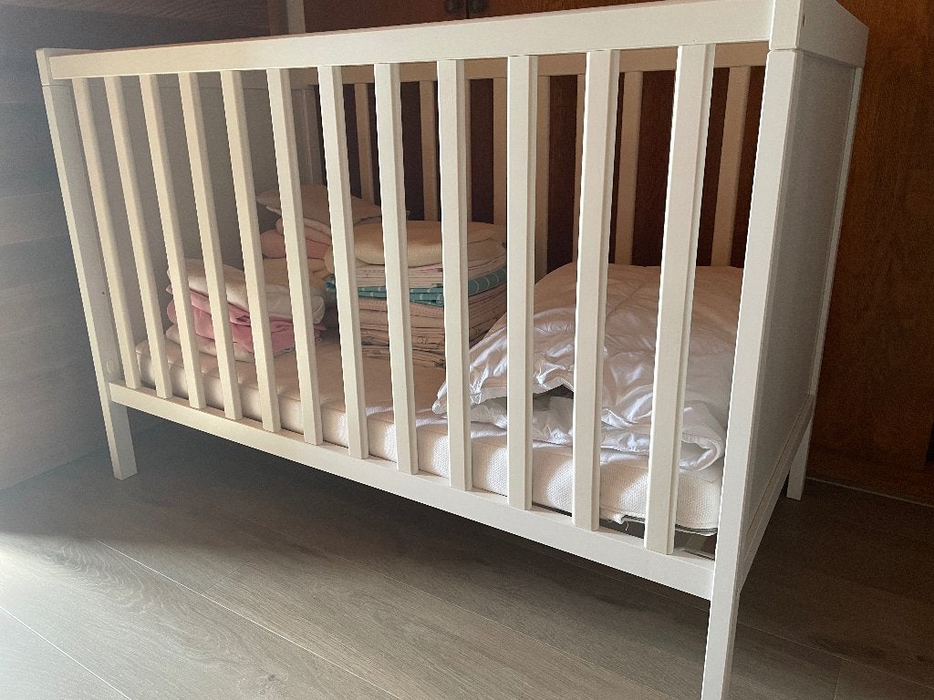 Babybed + matras + dekbed + bedlinnen, Ophalen, Zo goed als nieuw, Ledikant