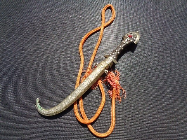 Koummya dolk met schede, Antiek en Kunst, Kunst | Niet-Westerse kunst, 40 cm, Wapen, Afrika, Handgemaakt