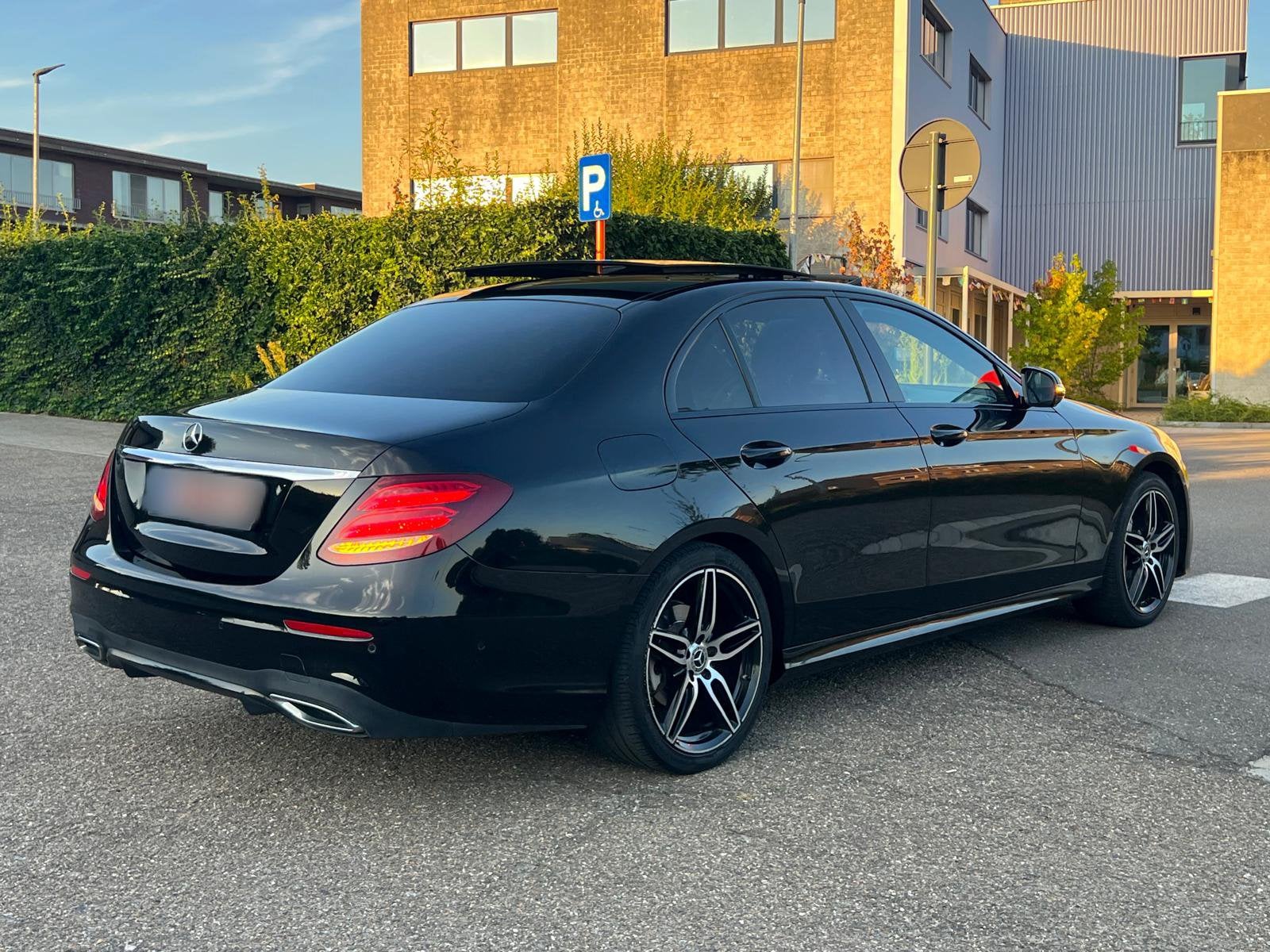 Mercedes-Benz E200 AMG Full Option, Autos, Cuir, Noir, 5 portes, Régulateur de distance
