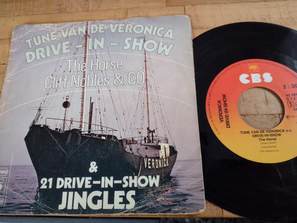 SINGLE: TUNE VAN DE VERONICA DRIVE IN SHOW+21 JINGLES (1975), Housse de protection extérieure, Enlèvement ou Envoi, Utilisé, Autres genres