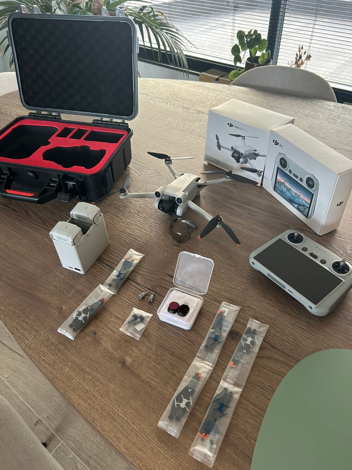 DJI Mini 3 Pro met toebehoren, Moins de 250 g, Qualité supérieure, 1 à 5 km, Comme neuf