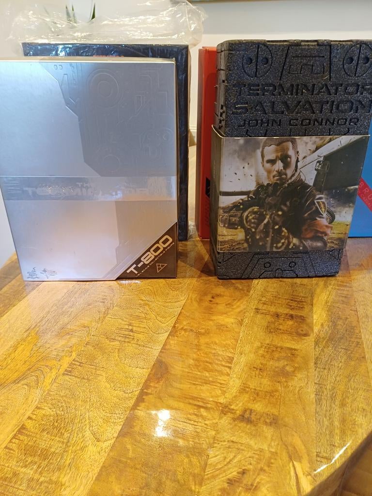 Hottoys Terminator T-800 
Terminator john connor, Ophalen