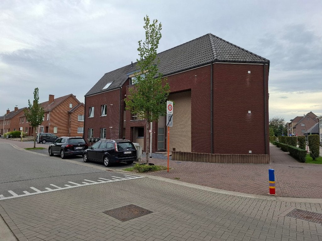 Ruim appartement zonder gemene kosten instapklaar.