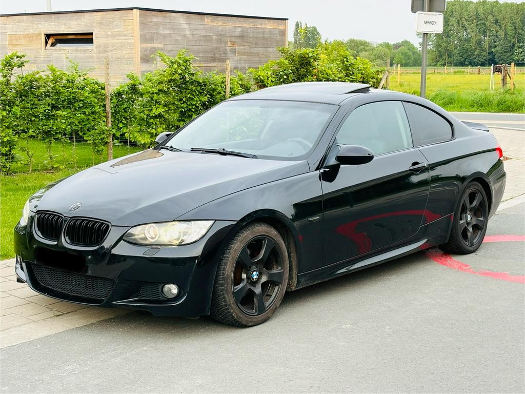 BMW 320I COUPE M PACK OPENDAK BENZINE, Auto's, Zwart, Zwart, Leder, Handgeschakeld