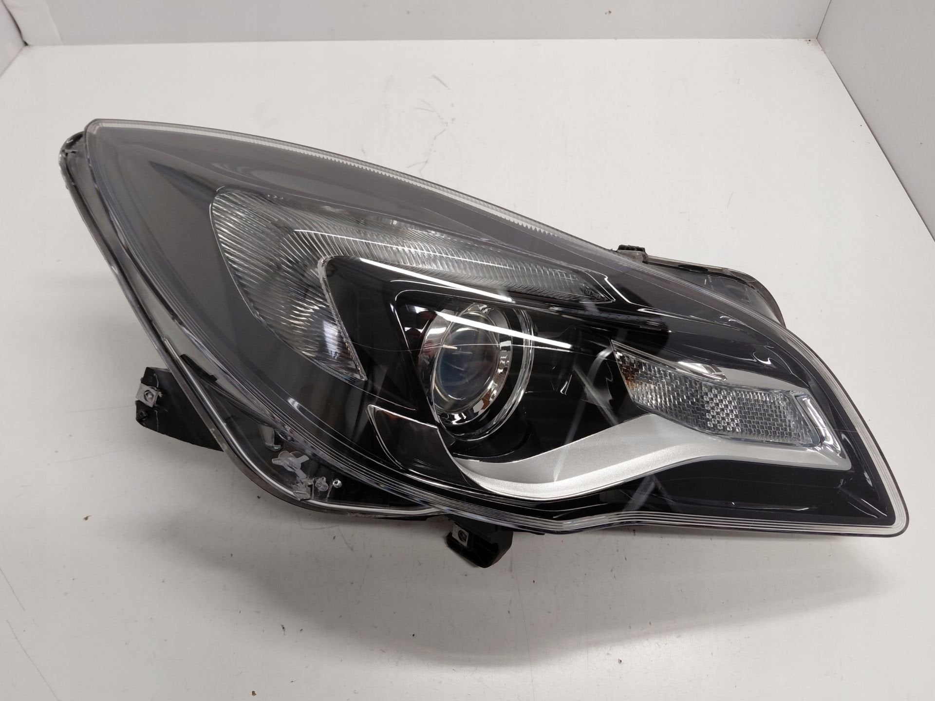 Phare avant droit Opel Insignia A Lift 39031202, Autos : Pièces & Accessoires, Opel Automobile GmbH, Opel, Bahnhofsplatz 1
65423  Russelsheim am Main, DE